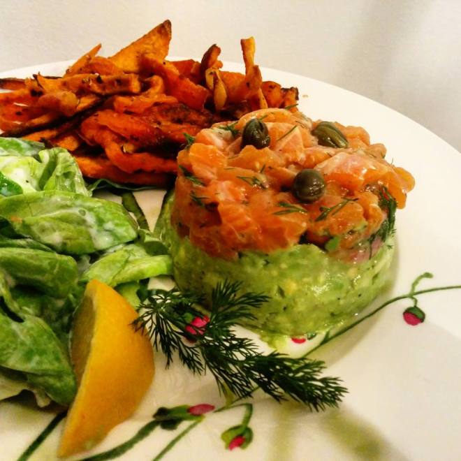 tartare-saumon-avocat-frite-salade